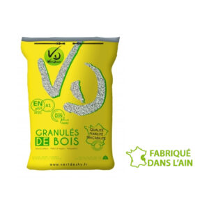 Palette mit verwitterten Holzpellets